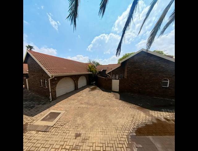 3 BEDROOM TOWNHOUSE FOR SALE IN BIRCHLEIGH NORTH